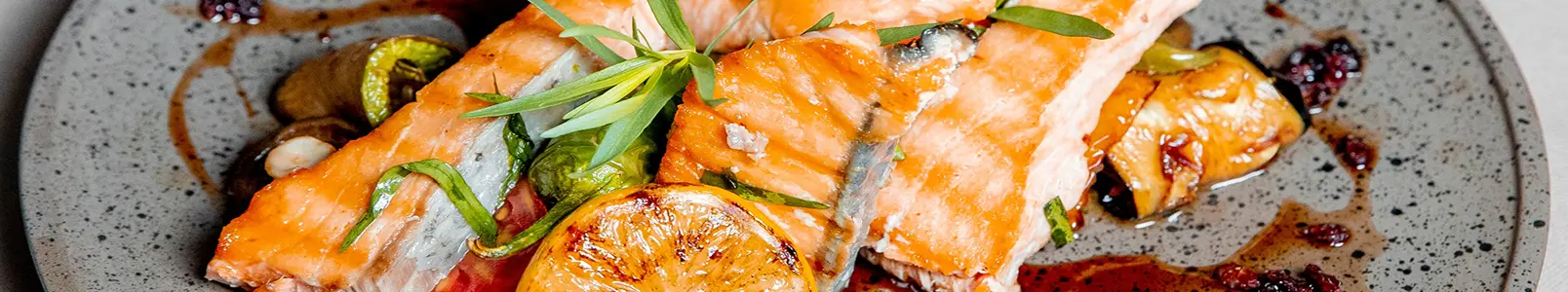 Grilled salmon fillet with vegetables